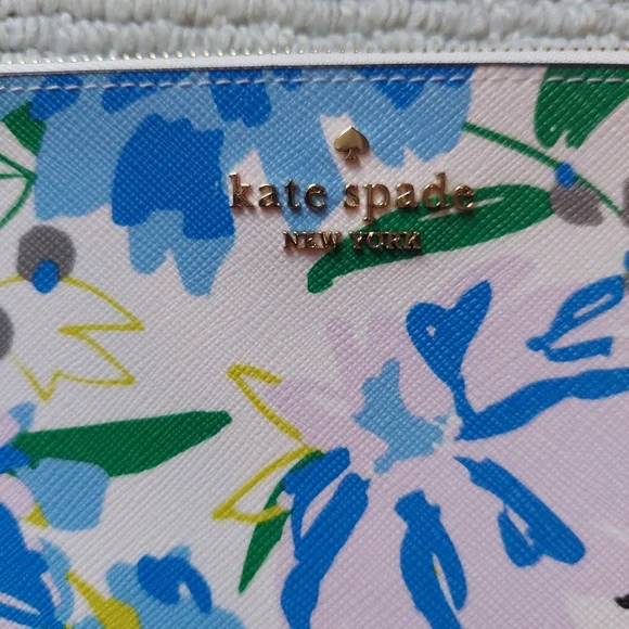 Kate Spade Lucy Wristlet & Floral Card Holder - Picture 15 of 16